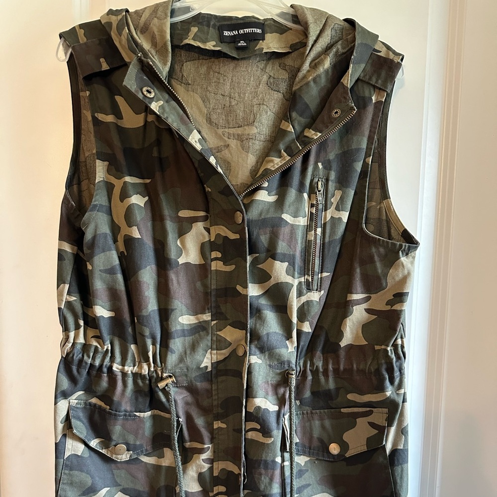 Camo vest with buttons and a zipper
